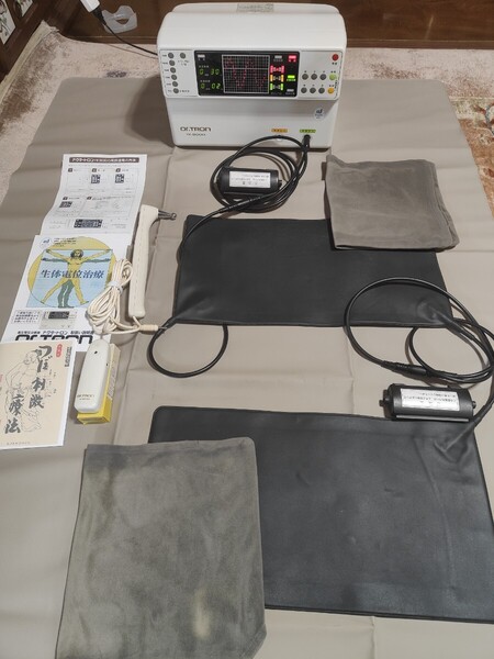 送料無料 電位治療器 ドクタートロン YK-9000 人気の白 電圧3段階設定 電床シート2枚 局部治療用ペン 純正絶縁シート他 安心取説 即利用可