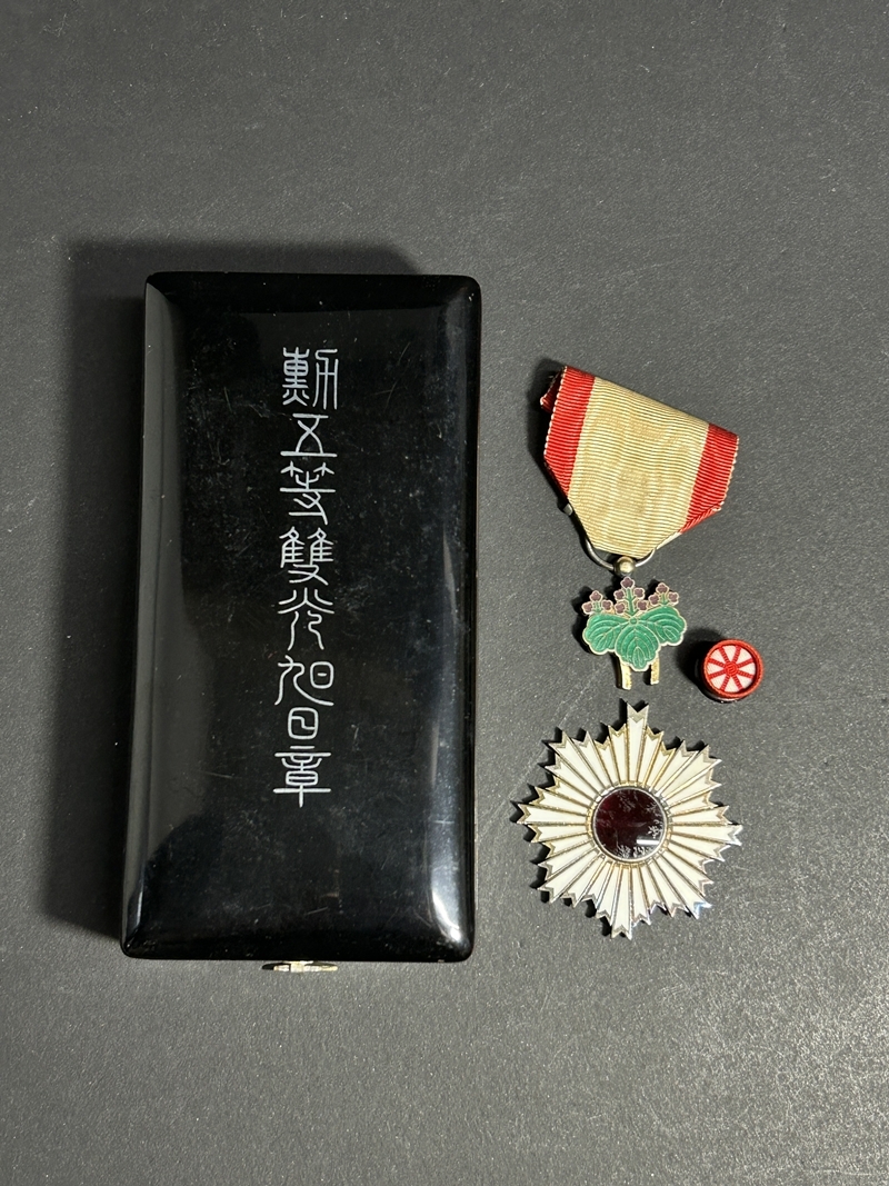 勲五等双光旭日章 勲章 コレクション 箱入り 特価ブランド 勲五等双光旭日章 箱入り コレクション 勲章