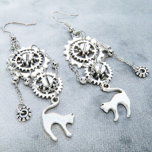 アンティークシルバー 跳ね猫モチーフと複数の歯車を組合せたスチームパンク風ピアス チェーン サージカル可