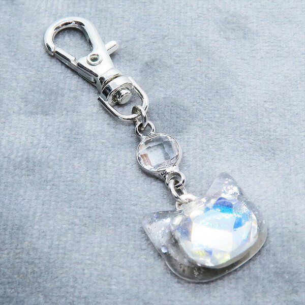 シルバーカラー 猫フェイスモチーフのムーンライトクリスタルのペンダントキーホルダー レジン 金具変更可