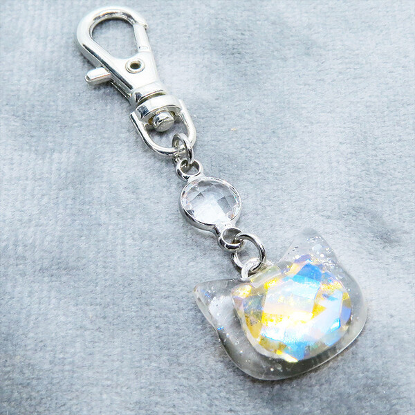 シルバーカラー 猫フェイスモチーフのヘブンライトクリスタルのペンダントキーホルダー レジン 金具変更可