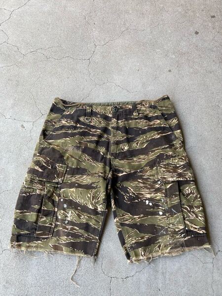 SOPHNET. ARCHIVE DAMAGE CAMO WIDE CARGO SHORTS