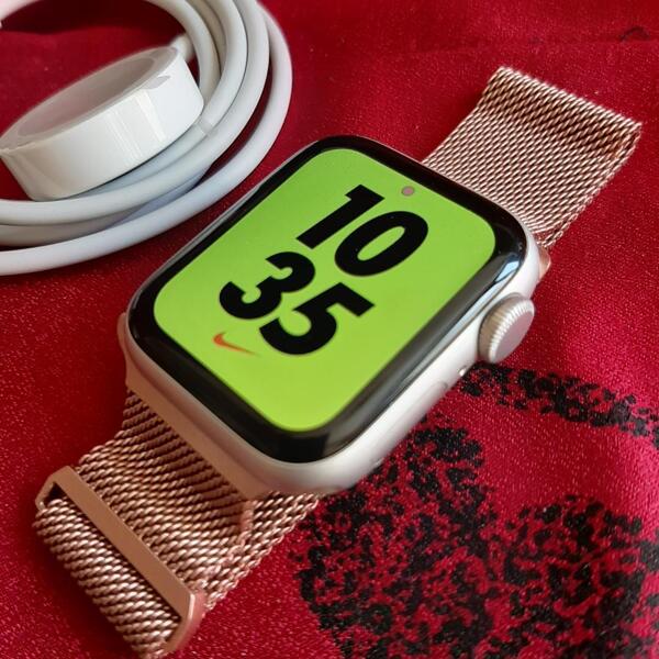 ♪ Apple Watch SE GPS ♪ 40mm ♪ アップルウォッチ PWF01