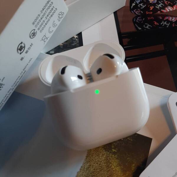 % Apple AirPods 4 エアポッズ 第4世代 アップル BBT01