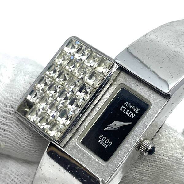 【電池切れ】ANNE KLEIN アンクライン クォーツ 腕時計 黒文字盤 2針 レクタンギュラー ビジュー 石 シルバー バングルウォッチ 732S/2
