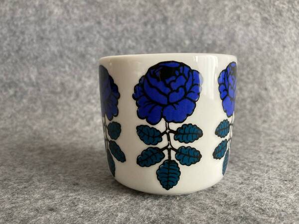 送料込 即決 廃番 マリメッコ marimekko ヴィヒキルース Vihkiruusu ラテマグ 濃いブルー 薔薇 バラ ばら