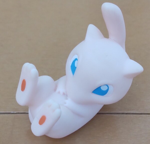 送料込み!寝っ転がっているミュウ ポケットモンスター(ポケモンキッズ)指人形 ソフビ フィギュア/同時梱包可能