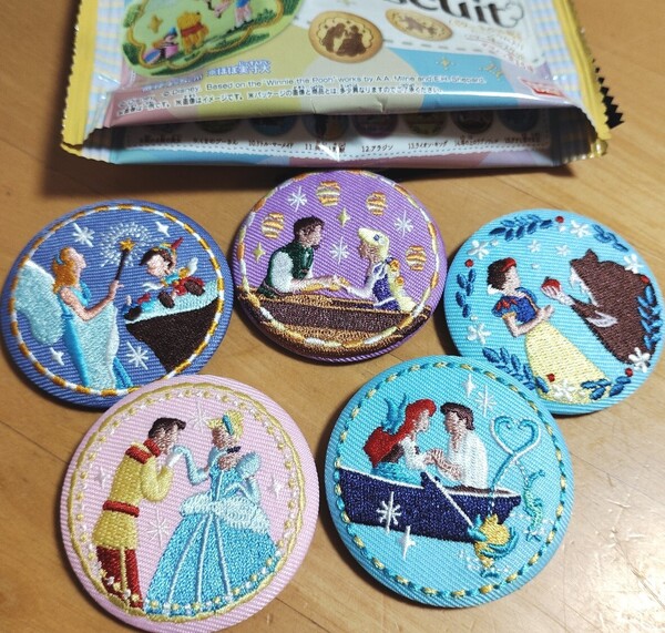 未使用 ディズニー 刺繍缶バッジ 刺繍 缶バッジ biscuit disney characters ラプンツェル アリエル シンデレラ ピノキオ 白雪姫