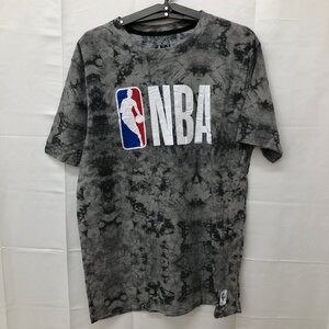 I130 エヌビーエー M アメリカ古着 ポリ混 Tシャツ 半袖 ブランドロゴ フロントプリント タイダイ柄 グレー NBA メンズ