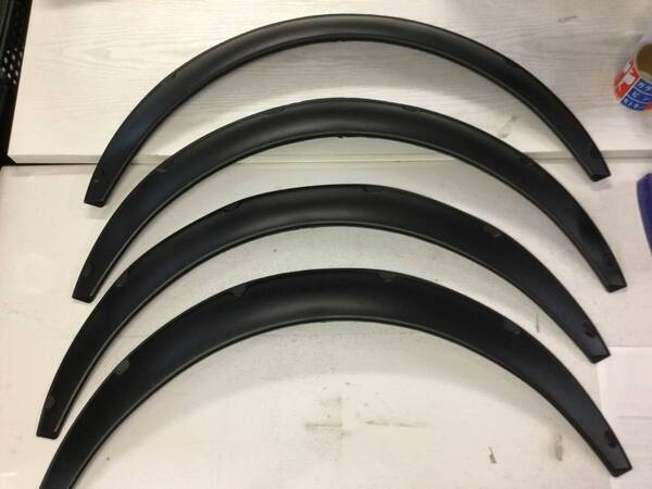汎用 オーバーフェンダー 出幅60mm 4枚セット マットブラック 黒 軽量 PP製 ハミタイ対策 泥除け バーフェン / 156-31×2(D220) NF*