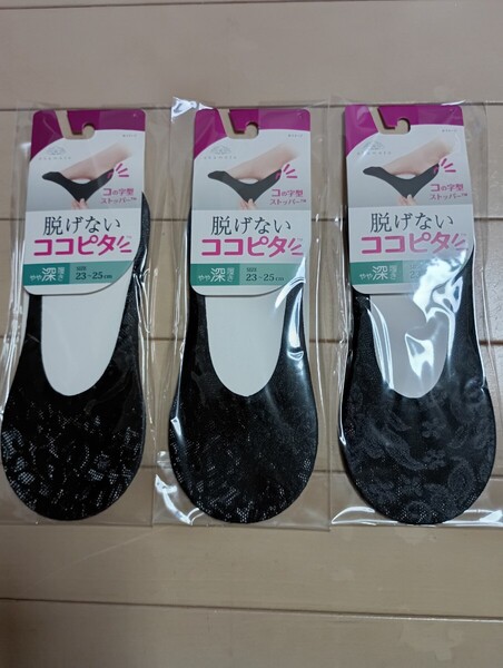 新品☆岡本☆脱げない ココピタ☆やや深履き 黒色花柄 3足セット☆履き口シームレス☆スニーカーソックス☆レディース☆靴下☆フットカバー