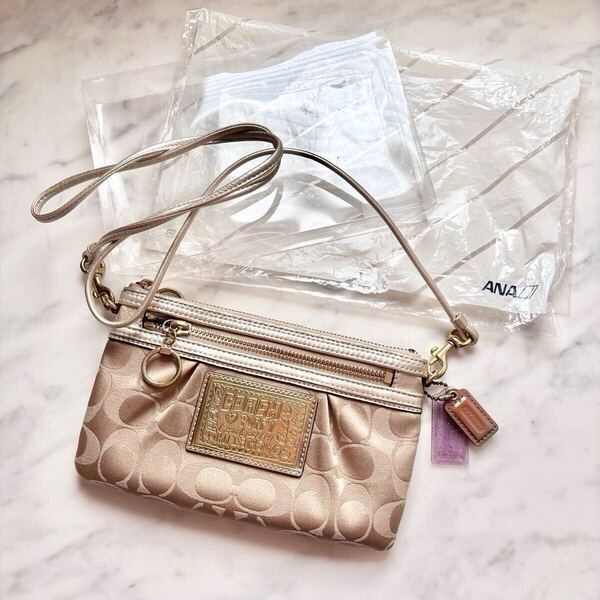 ■送料無料■正規品 新品■COACH コーチ ジップ ポーチ クラッチバッグ ショルダー ミニ バッグ 21cm × 15cm ANA 機内販売 ゴールド 金