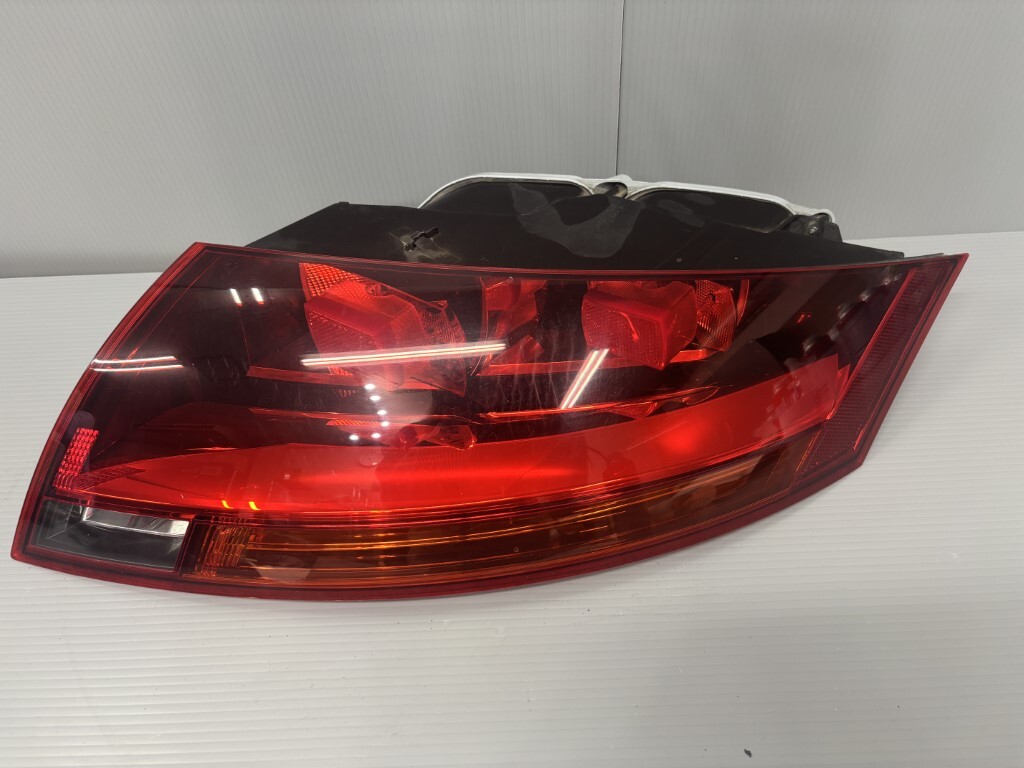 アウディR8 US テールランプ　左右　中古. 送料込 アウディ TT 8J 右テールランプ 美品