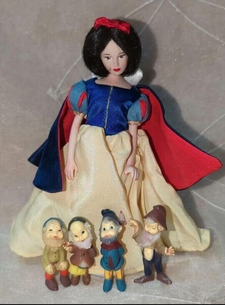 Disney 白雪姫 ビスクドールと おまけ 小人 4人 フィギュア 人形 置物 / レトロ ビンテージ