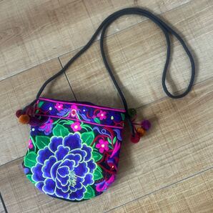 タイ土産 タイ雑貨 花柄刺繍バッグ 鞄 大輪のお花 キラキラ刺繍 トートバッグ 斜めがけバッグ ショルダーバッグ ポーチ かばん