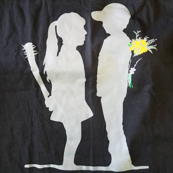 新品 おもしろTシャツ メンズ Lサイズ ブラック FAKE LOVE バンクシー パロディ ユニーク ロゴ プリント 面白 Boy Meets Girl 送料無料