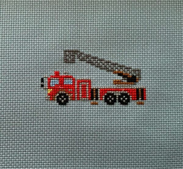 消防車 刺繍 クロスステッチ完成品 クロスステッチ はしご車 働く車 男の子 子育て 幼稚園 保育園 小学生 インテリア 赤