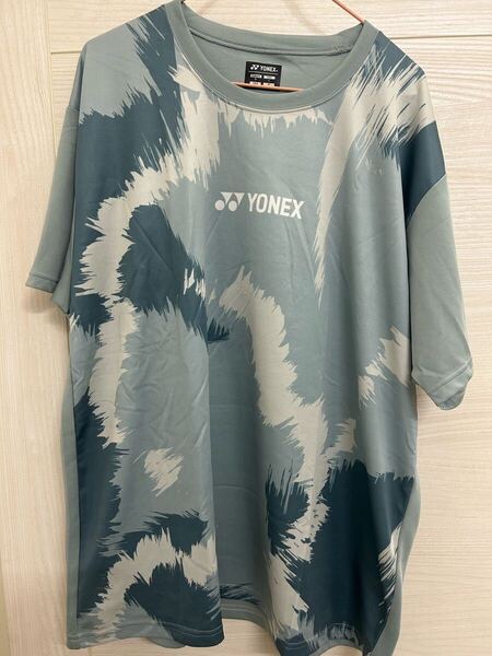 送料無料 ヨネックスユニXOサイズ 限定デザイン 半袖Tシャツ 迷彩風デザイン 美品 バドミントン テニス プラクティスウエア 人気