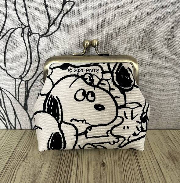 手のひらサイズがま口・ ポーチ / 財布 / 小物入れ / ハンドメイド / スヌーピー生成り