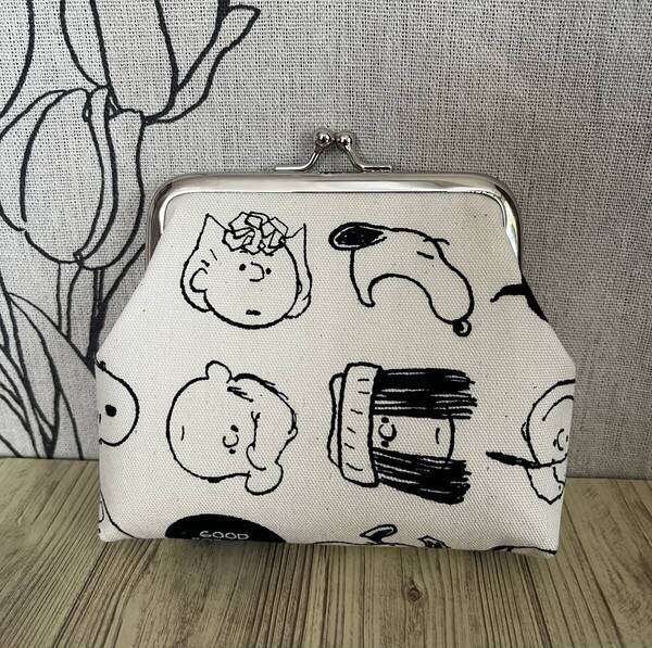 がま口・ ポーチ / 財布 / 小物入れ / ハンドメイド / スヌーピー生成り・1