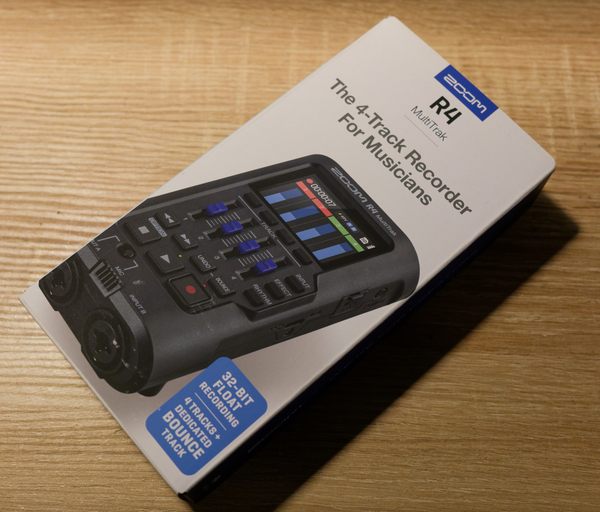 ZOOM R4 MultiTrak 32bit float マルチトラックレコーダー エフェクター内蔵 バウンス可 USBオーディオ 中古美品