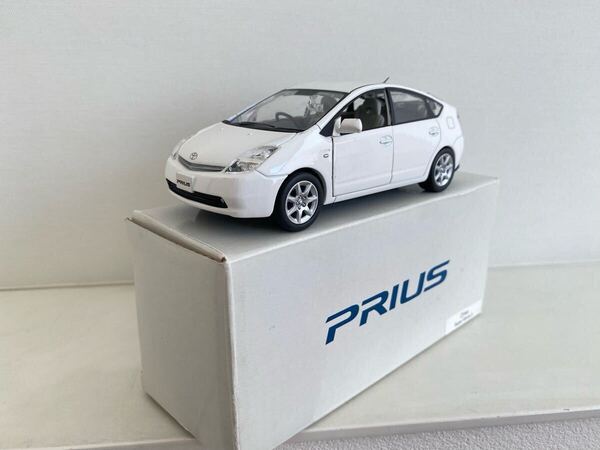 ★送料込み★トヨタ プリウス ミニカー 1/30 スーパーホワイトⅡ 040 カラーサンプル 色見本 非売品 20系 TOYOTA PRIUS 白