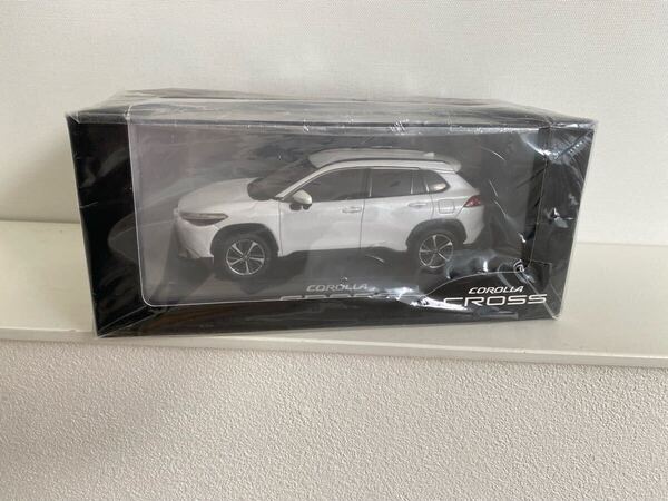 ★送料込み★カローラクロス 1/30 ミニカー トヨタ カラーサンプル 089 プラチナホワイトパール COROLLA CROSS 色見本 非売品 ケース