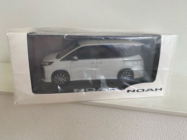 ★送料込み★ トヨタ ノア 1/30 NOAH 070 ホワイトパールクリスタルシャイン 90系 カラーサンプル ミニカー 非売品 TOYOTA