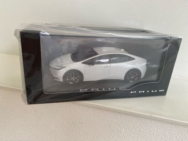 ★送料込み★トヨタ 新型 プリウス 1/30 PRIUS 60系 最新モデル 非売品 カラーサンプル ミニカー 089 プラチナホワイトパールマイカ