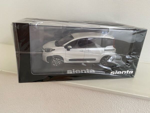 ★送料込み★ 新型 シエンタ ミニカー トヨタ 1/30 ホワイトパールクリスタルシャイン 070 カラーサンプル 色見本 非売品 TOYOTA sienta