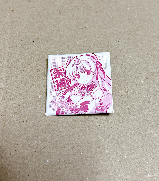 千桃 缶バッジ 千の刃濤 桃花染の皇姫 千桃茶屋PC 宮国朱璃 スクエアバッジ バッジ PCゲーム べっかんこう AUGUST 匿名配送 送料無料