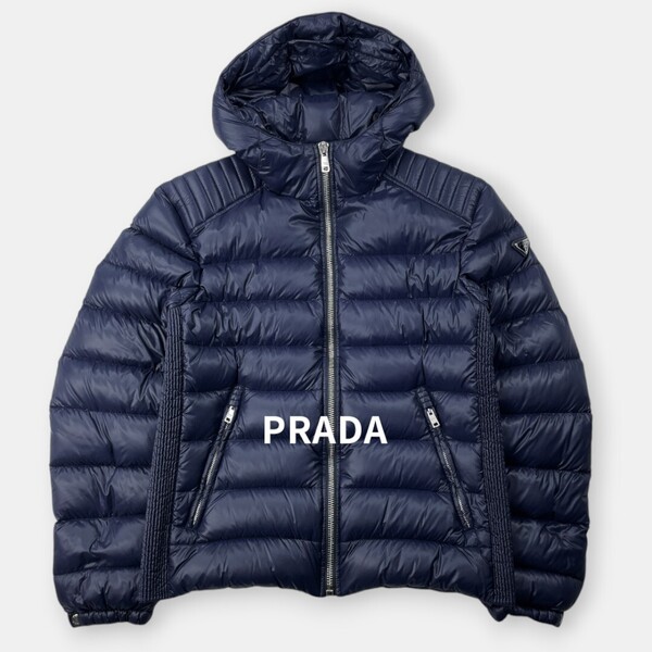 【美品】PRADA プラダ / 21AW / ナイロン ダウンジャケット フード付き / トライアングル 三角プレート / 紺 / SGA654 / メンズ アウター