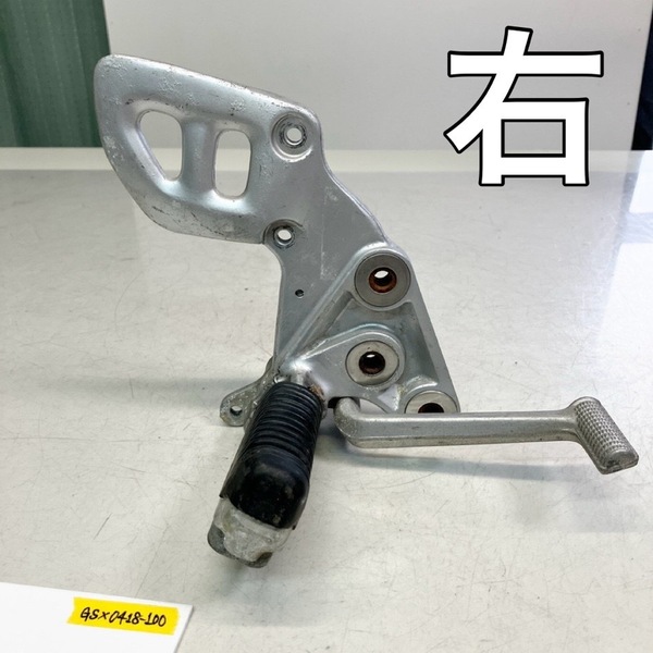 ハヤブサ★右★メイン ステップ ホルダー★GSX1300R★GW71A★ステップ プレート★刻印 24F★★☆bzaif★GSX0418-100★504 8