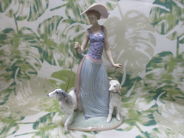犬と散歩する貴婦人 陶器製 置物 本日限定 A049 LLADRO リヤドロ