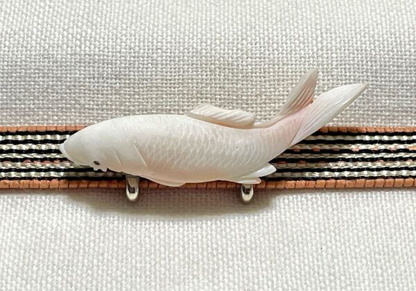 NO.197 帯留め 珊瑚 魚の彫刻 鯉 三分紐用 リメイク品(帯留 帯飾り 和装小物)ハンドメイド品