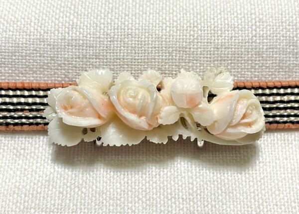NO.2063 帯留め 珊瑚 花の彫刻 薔薇 リメイク品(帯留 帯飾り 和装小物)ハンドメイド品
