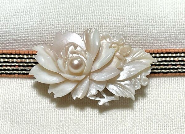 NO.1332 帯留め 天然貝 花の彫刻 パール付き シェル リメイク品(帯留 帯飾り 和装小物)ハンドメイド品