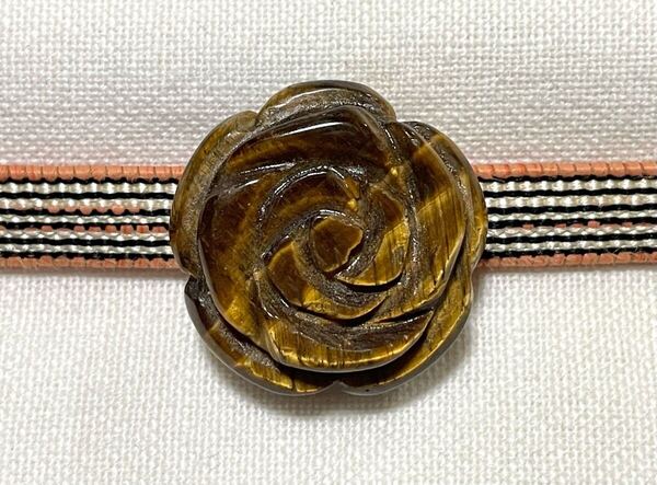 NO.2062 帯留め 天然石 タイガーアイ 薔薇の彫刻 花 リメイク品(帯留 帯飾り 和装小物 )ハンドメイド品