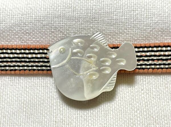 NO.2059 帯留め シェル 天然貝 白蝶貝 夜光貝 魚 ふぐ 河豚 リメイク品(帯留 帯飾り 和装小物)ハンドメイド品