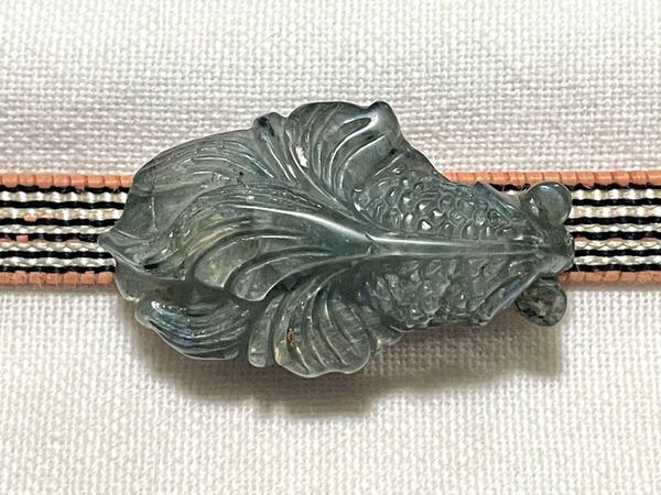 NO.1261 帯留め 金魚 魚 天然石 ラブラドライト リメイク品(帯留 帯飾り 和装小物)ハンドメイド品