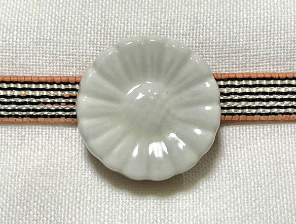 NO.2073 帯留め 菊 花 陶器 リメイク品(帯留 帯飾り 和装小物)ハンドメイド品