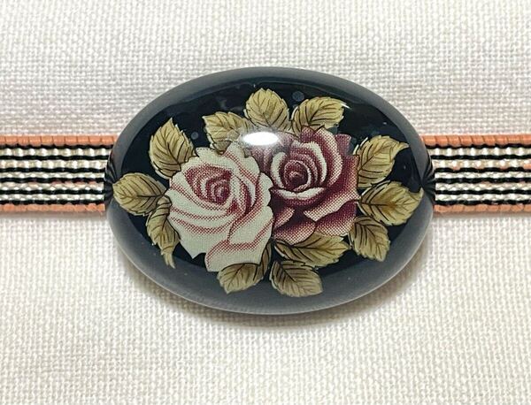 NO.1696 帯留め 蒔絵風 薔薇 花 リメイク品(帯留 帯飾り 和装小物)ハンドメイド品