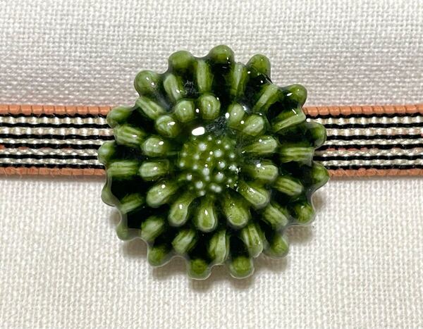 NO.1848 帯留め 菊 花 陶器 リメイク品(帯留 帯飾り 和装小物)ハンドメイド品