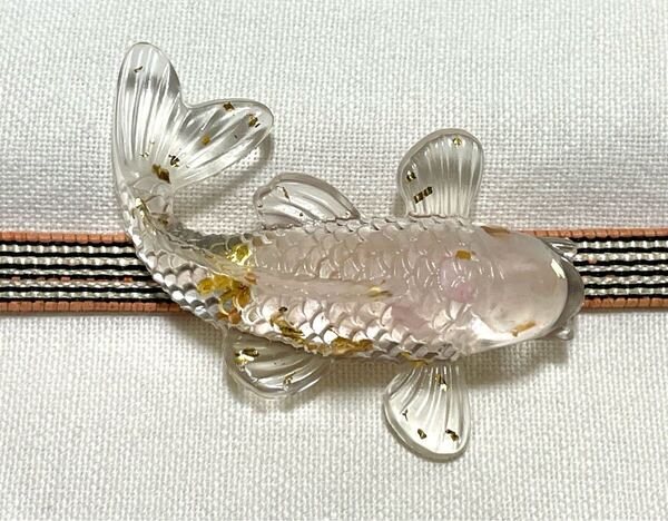 NO.2056 帯留め 魚 鯉 樹脂製 金箔入り リメイク品(帯留 帯飾り 和装小物)ハンドメイド品