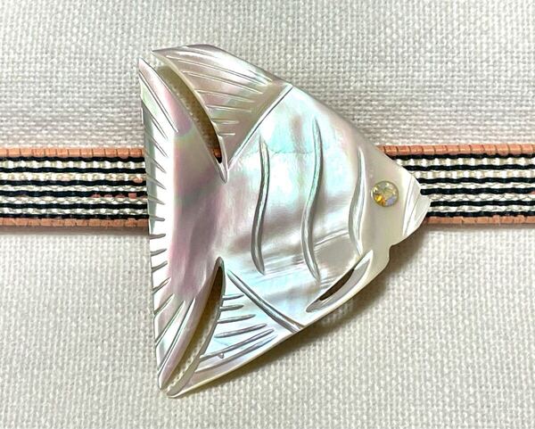 NO.834 帯留め シェル 天然貝 魚 熱帯魚 ラインストーン付き リメイク品(帯留 帯飾り 和装小物)ハンドメイド品