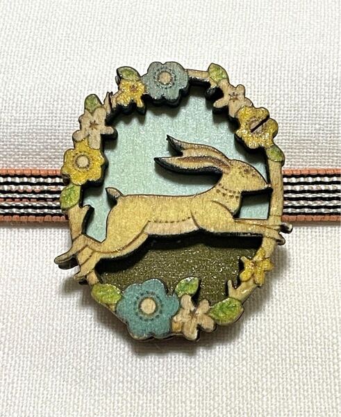 NO.802 帯留め 木製 うさぎ 兎 花 リメイク品(帯留 帯飾り 和装小物)ハンドメイド品