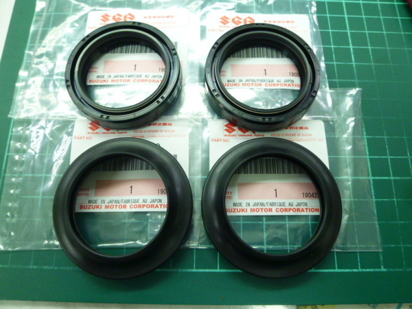 倒立 DR250S SJ44A TS200R/SH12A TS125R/SF15A 純正 フロントフォーク ダスト+オイルシール各2個1台分新品オーバーホール レストア