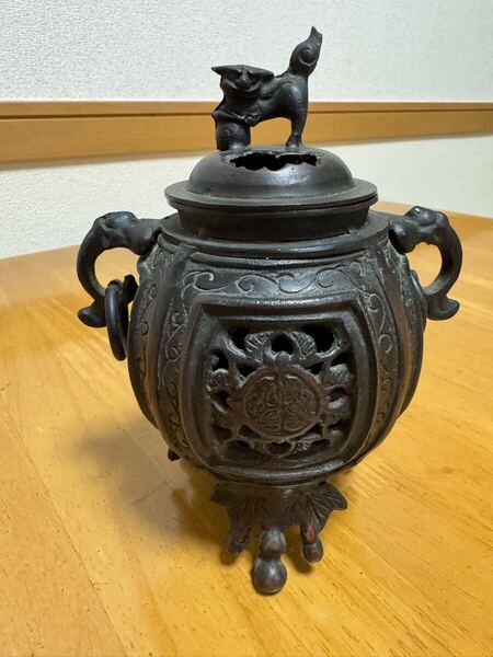 銅製獅子摘み葵紋様透彫耳鐶付三脚香炉 お茶道具置物飾り物