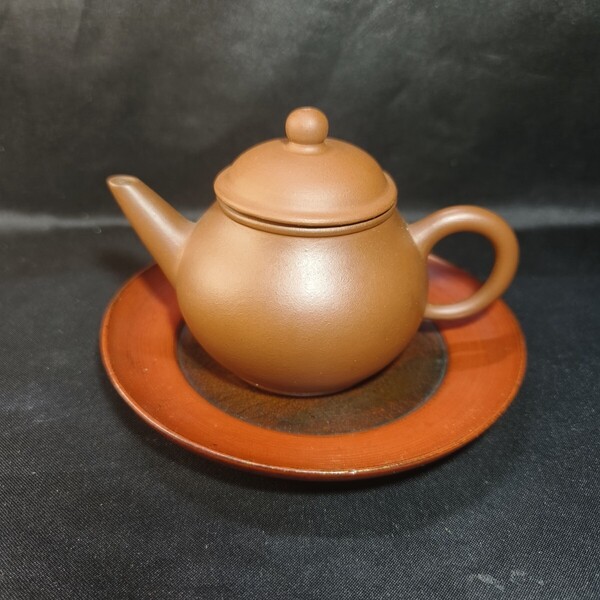 中国茶器 宜興原鉱紫砂茶壺 煎茶道具 木製骨董急須台付 未使用時代物 在銘