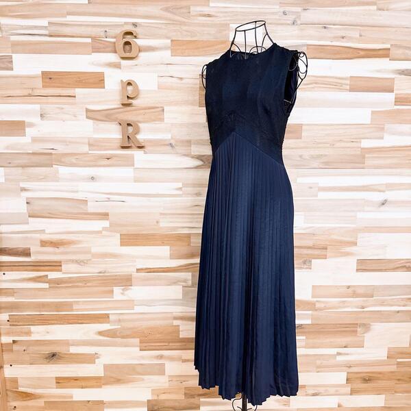 未使用【ザラ】刺繍レース×プリーツ 切り替えノースリーブ ワンピース S 紺×黒【HFby6PR】レディース・洋服・春夏【D9A7K3J】